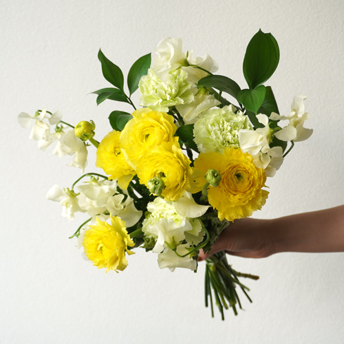 白や黄色、淡いグリーンの花束