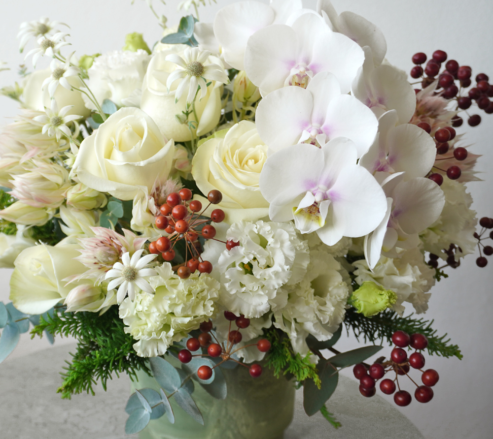 白いバラやミディ胡蝶蘭のアレンジメント