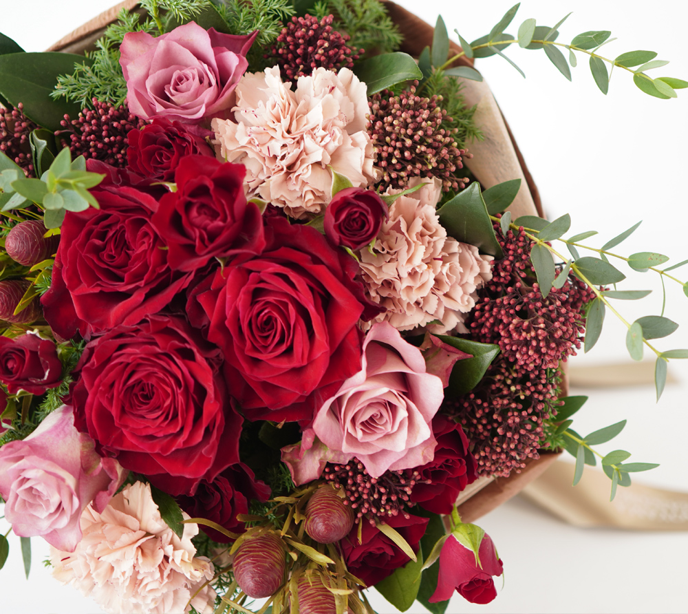 赤いバラとピンクのカーネーションの花束