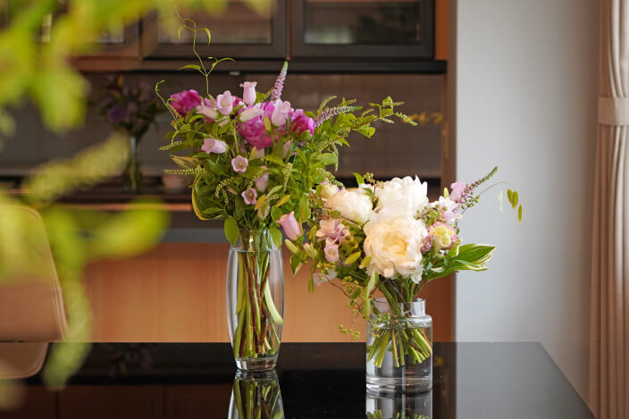 テーブルに置かれた芍薬の花瓶活け