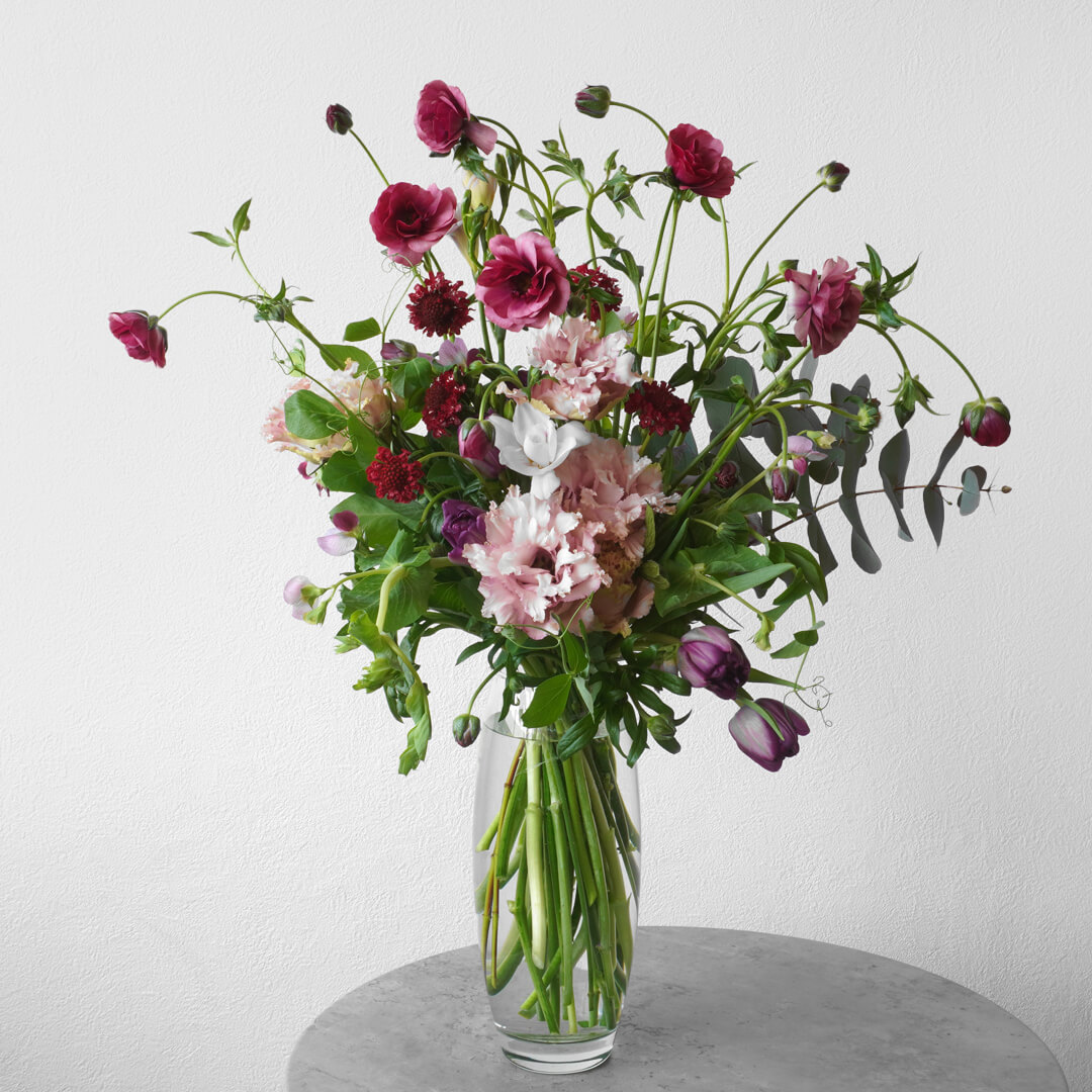 ピンクのラナンキュラスとチューリップの花瓶活け