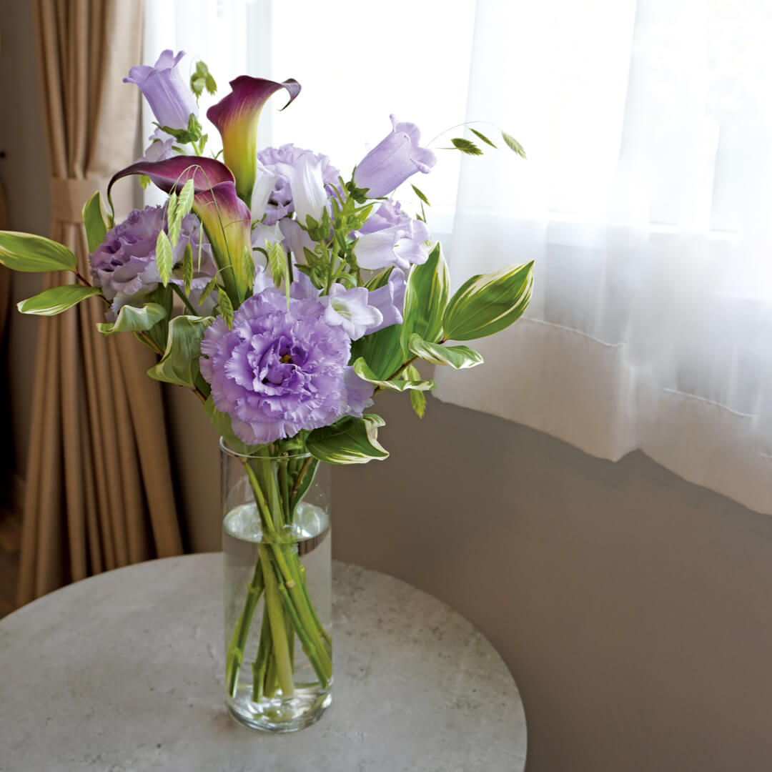 淡い紫のトルコキキョウやカンパニュラの花瓶活け
