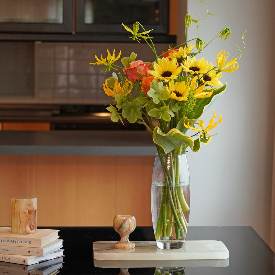 ヒマワリとバラの花瓶活け