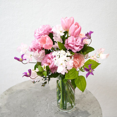 淡いピンクの色調の花瓶花