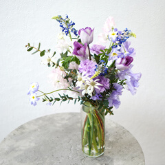 淡い紫の色調の花瓶花