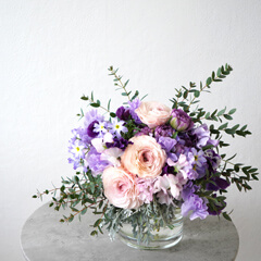 淡いピンクと紫の色調の花瓶花