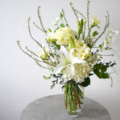 白とグリーンの色調の花瓶花