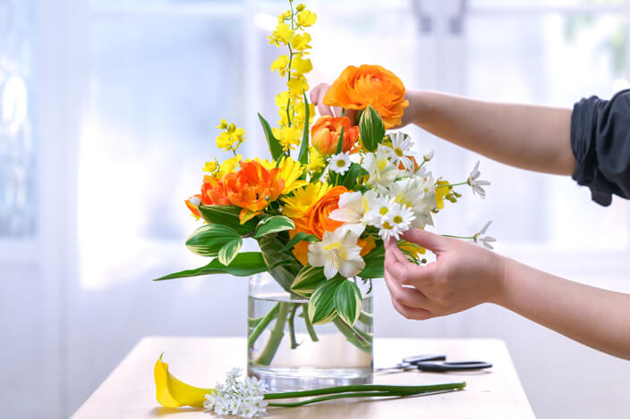 花瓶花を置いているデザイナー