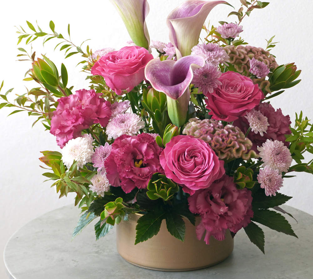 【敬老の日の花】ピンクの大輪バラと紫のカラーのアレンジメント