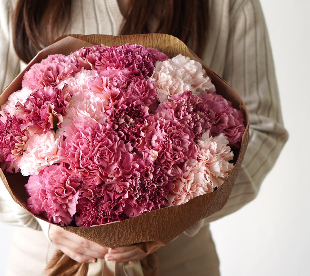 ピンクの色調のカーネーションの花束