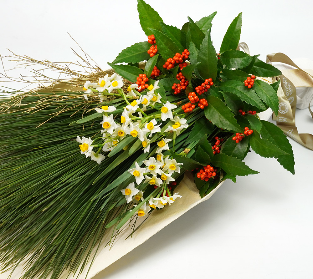 大王松・日本水仙・千両などの花束