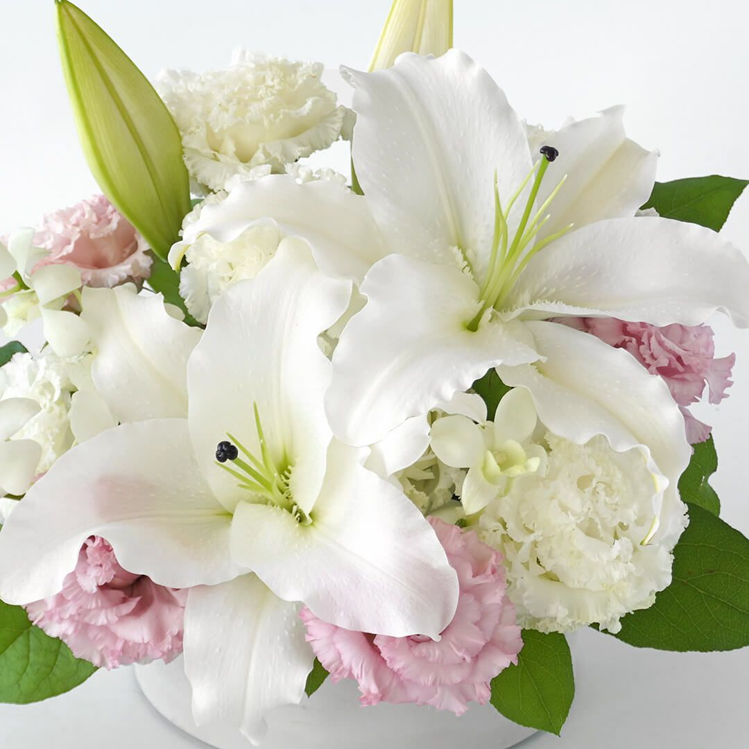 白と淡いピンクのアレンジメント（お供え花）