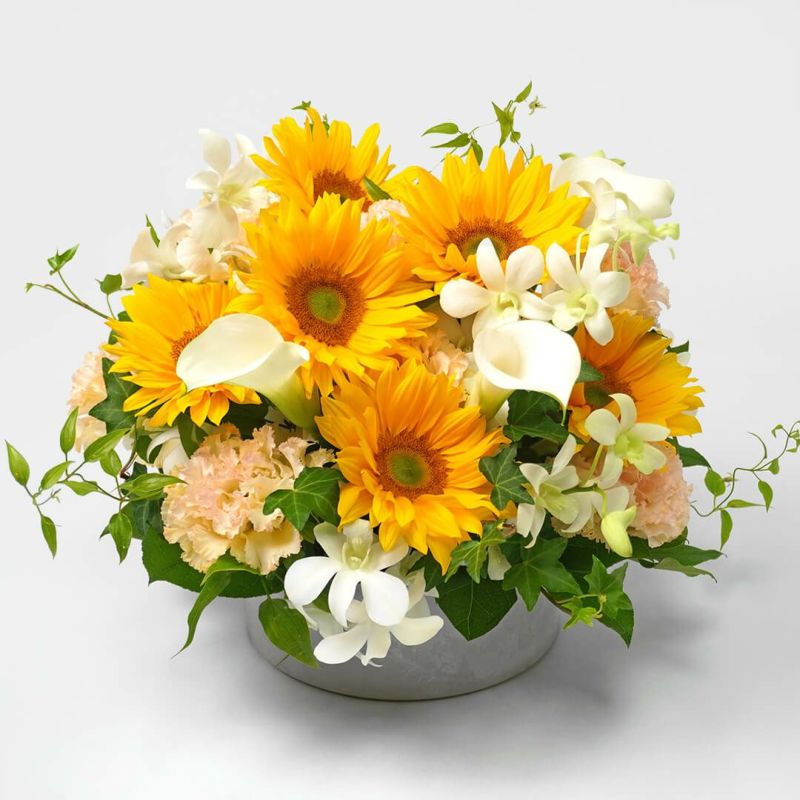 黄色いヒマワリと淡いオレンジのトルコキキョウのアレンジメント