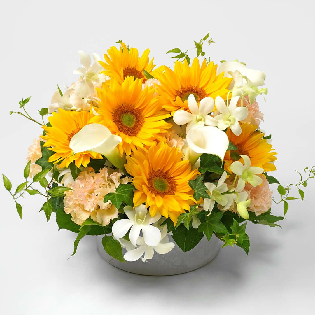 黄色いヒマワリと淡いオレンジのトルコキキョウのアレンジメント