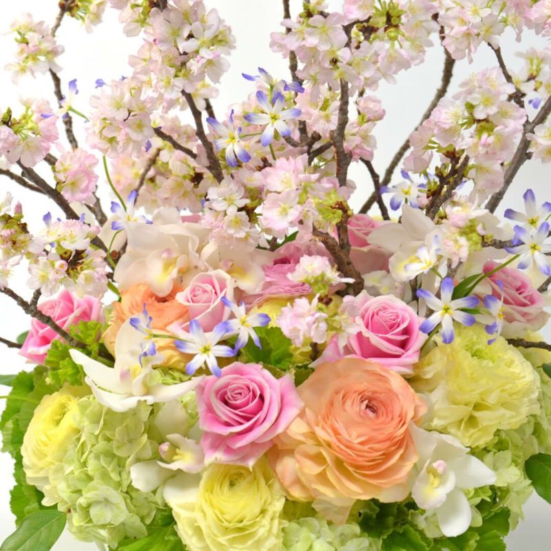 桜と、バラやラナンキュラスのアレンジメント