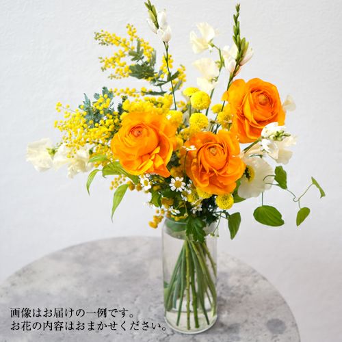 花瓶に活けたオレンジの花の画像