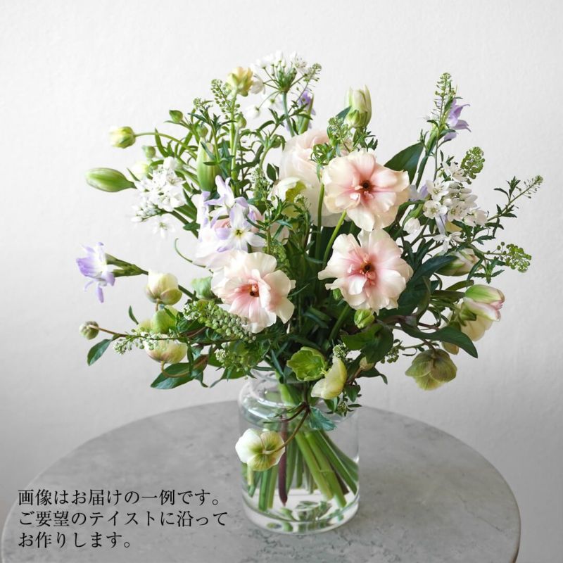花瓶に活けた紫の花の画像