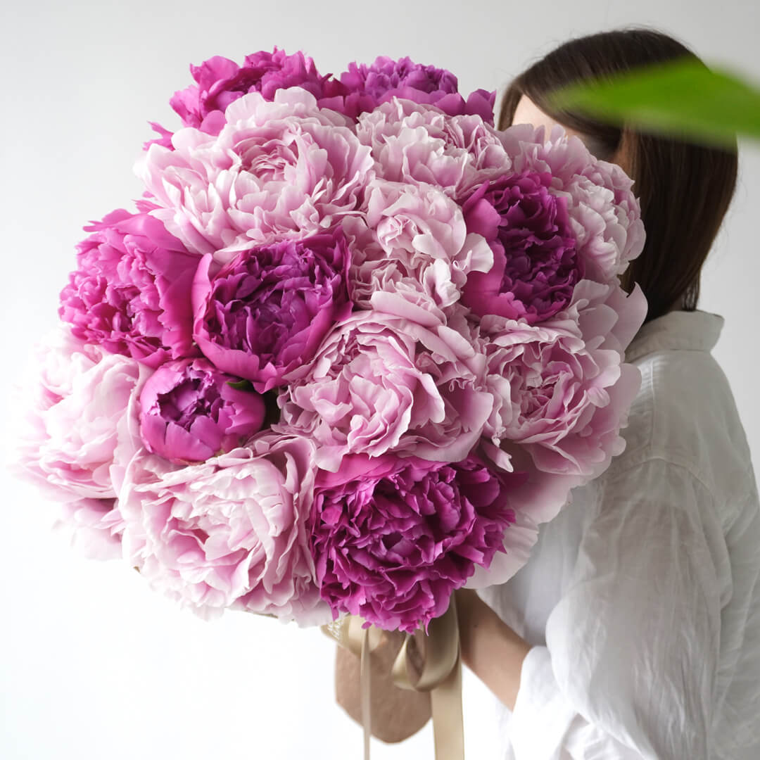 ピンクと白の芍薬の花束