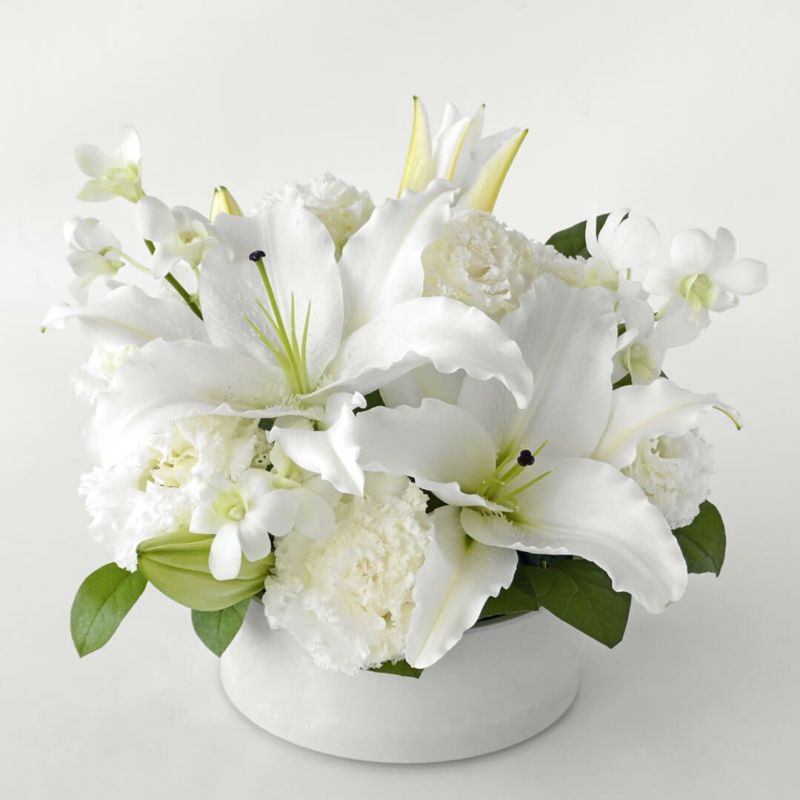 白いユリのアレンジメント（お供え花）