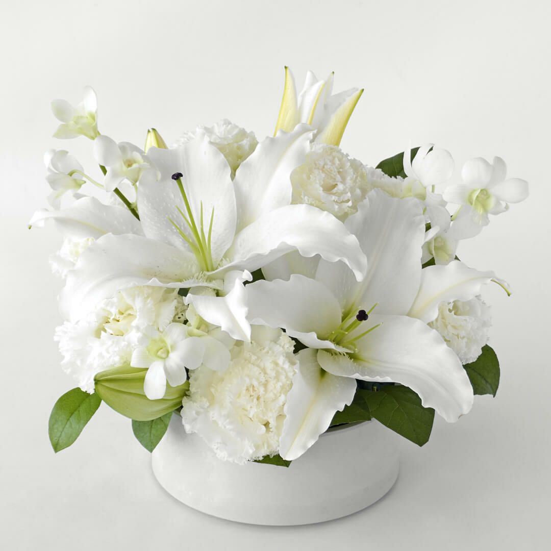 白いユリのアレンジメント（お供え花）