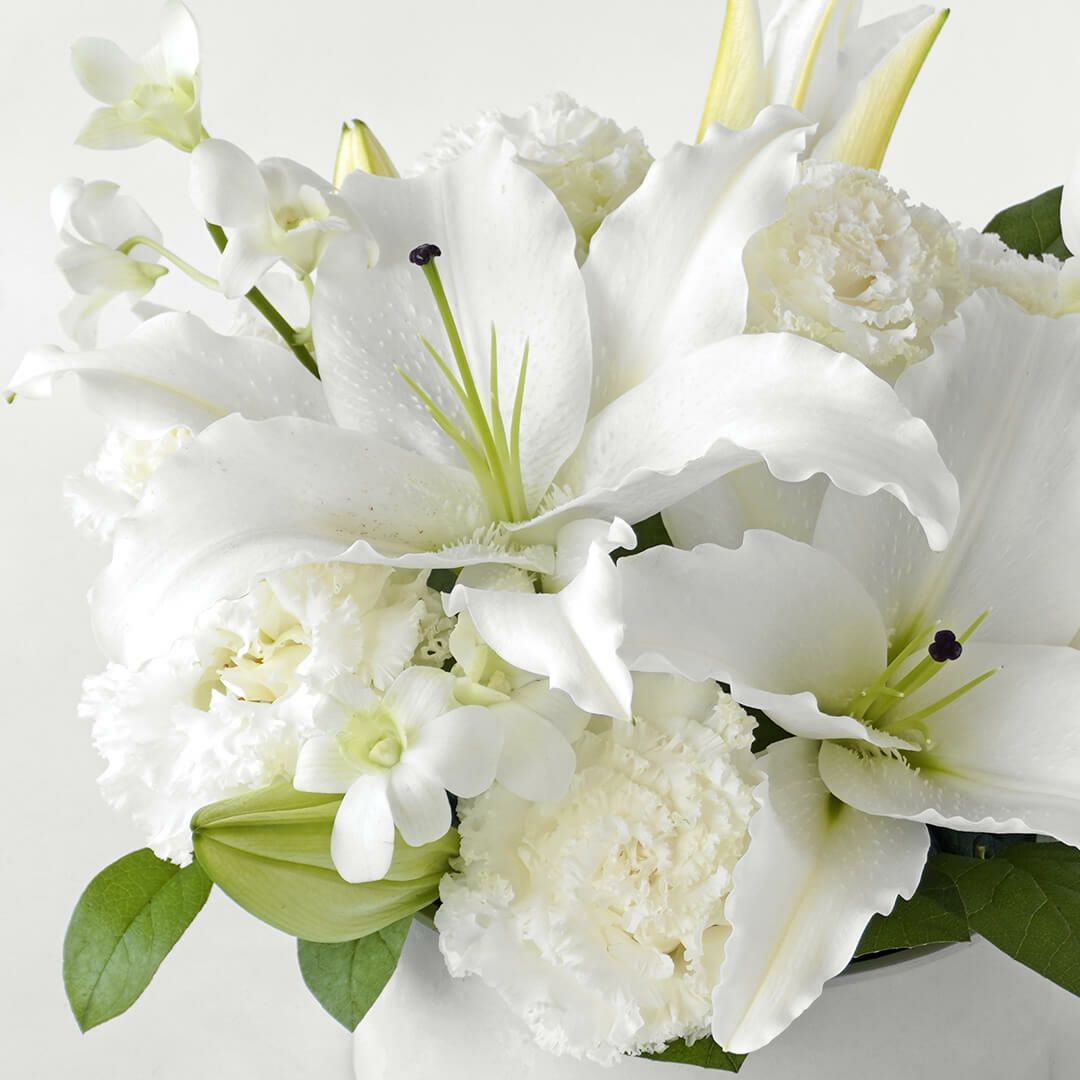 白いユリのアレンジメント（お供え花）