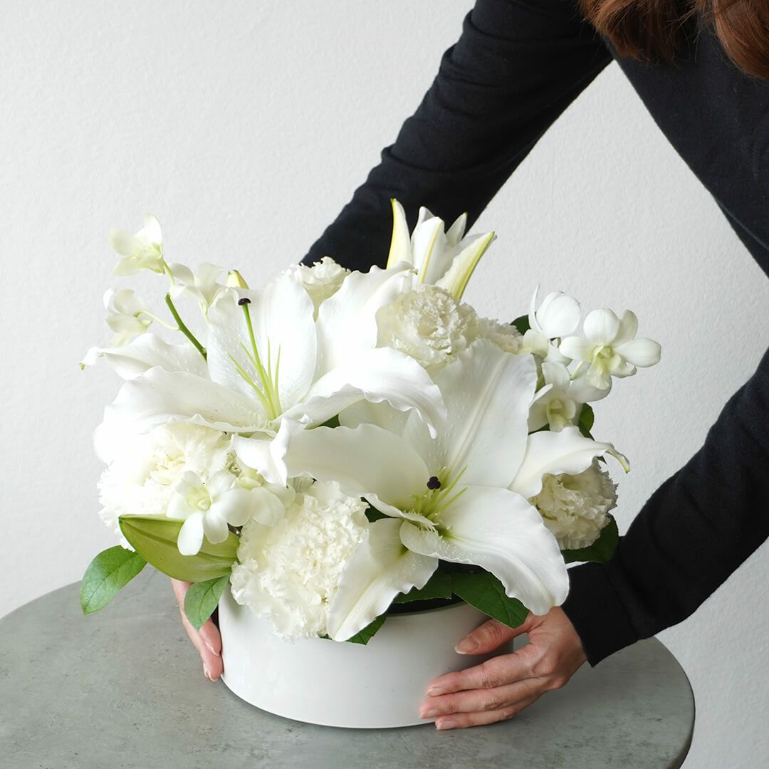 白いユリのアレンジメント（お供え花）