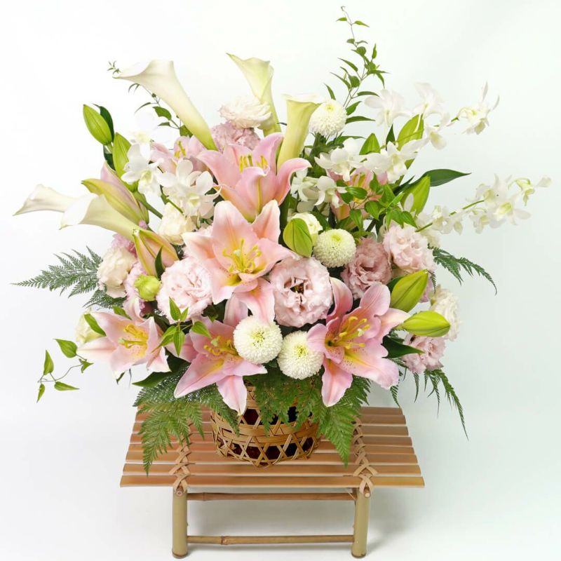 お供え花  淡いピンクのユリと白い花の細網篭花