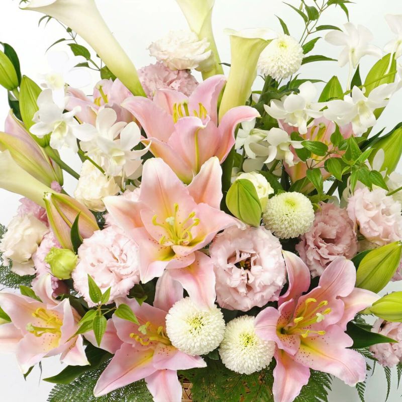 お供え花  淡いピンクのユリと白い花の細網篭花