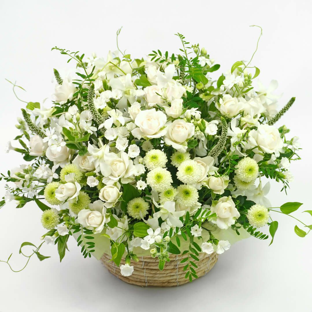 お供え花  白いバラや菊のアレンジメント