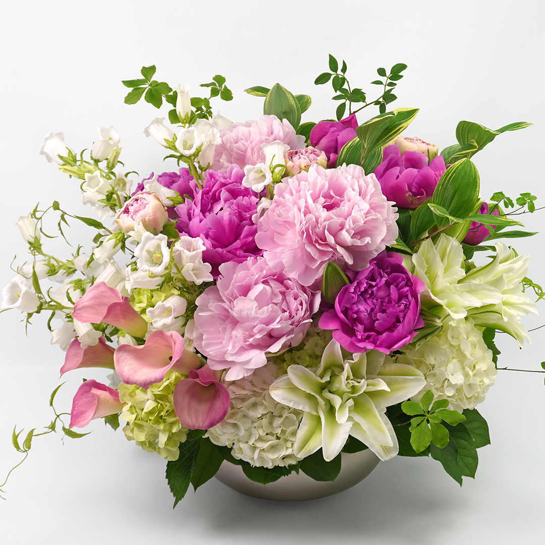 ピンクの芍薬(ピオニー)と白いユリのアレンジメント
