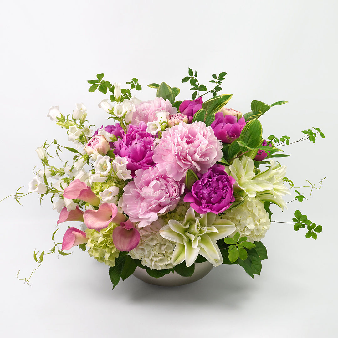 ピンクの芍薬(ピオニー)と白いユリのアレンジメント