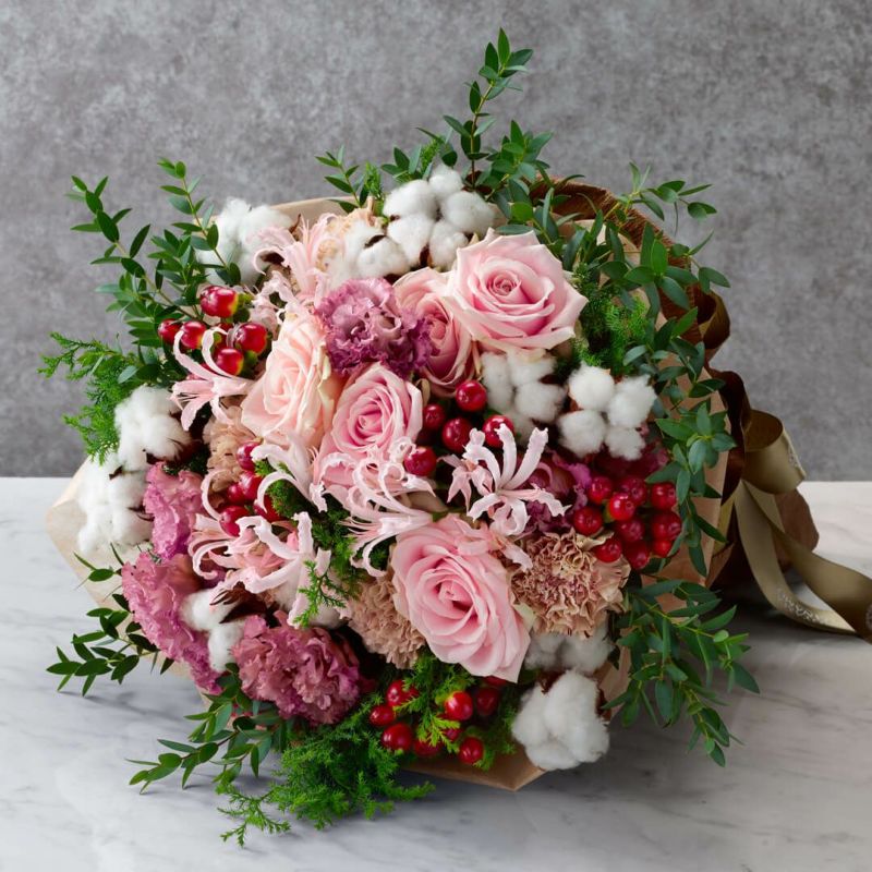 【お歳暮・クリスマス】淡いピンクの大輪バラやネリネ、トルコキキョウの花束