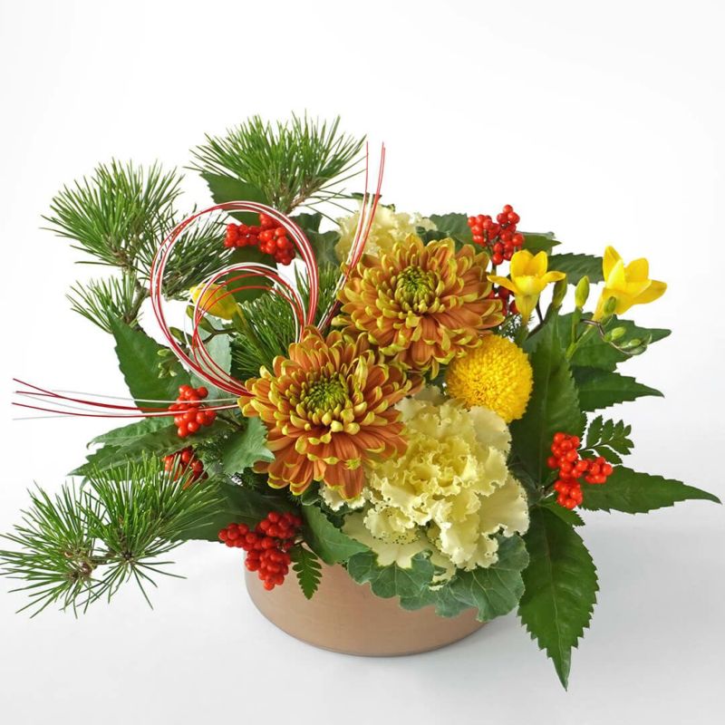 【お正月・お年賀】小松、千両や葉牡丹、オレンジの複色の大輪マムのアレンジメント