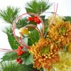 【お正月・お年賀】小松、千両や葉牡丹、オレンジの複色の大輪マムのアレンジメント