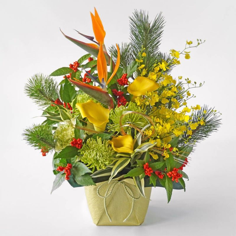 【お正月・お年賀】小松、千両や葉牡丹、黄色のカラーのアレンジメント