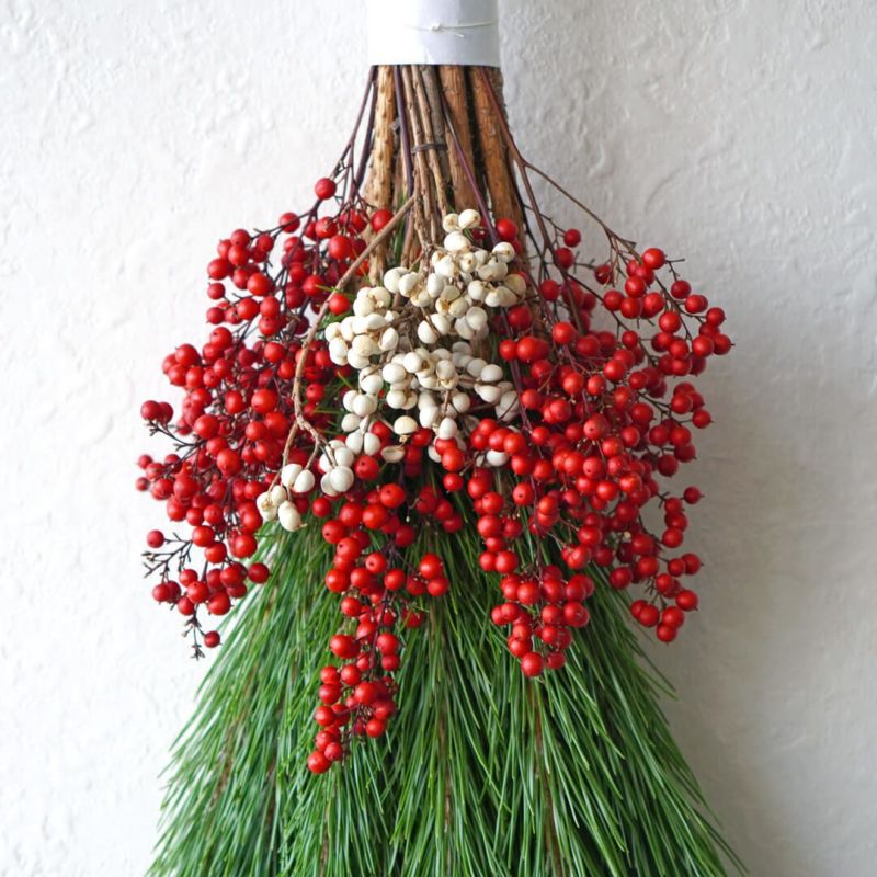 【お正月・お年賀】若松、赤い南天や白いナンキンハゼのお正月飾り