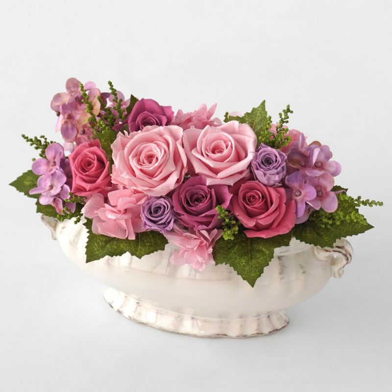 淡いピンクと淡い紫のバラやハイドランジアなどのプリザーブドフラワー