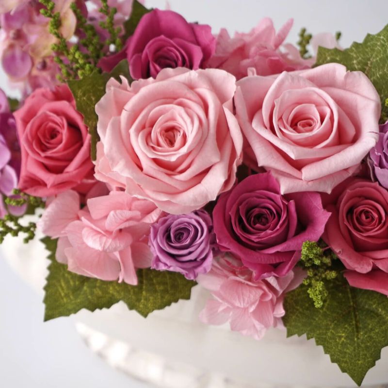 淡いピンクと淡い紫のバラやハイドランジアなどのプリザーブドフラワー
