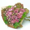 ピンクの大輪バラやスプレーマム、トルコキキョウの花束