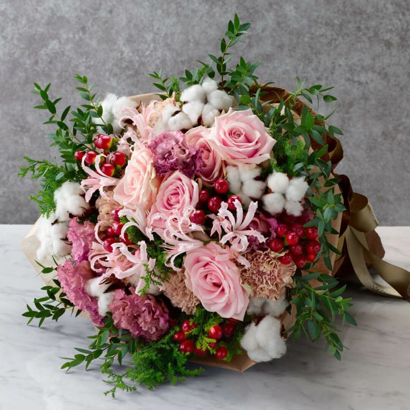 ピンクのバラやネリネの花束
