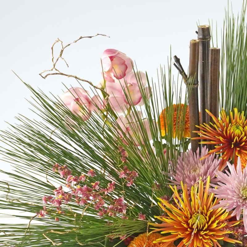 【お正月・お年賀】大王松や千両、オレンジと淡いピンクのマムのアレンジメント
