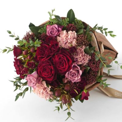 赤いバラやベージュのカーネーションの花束