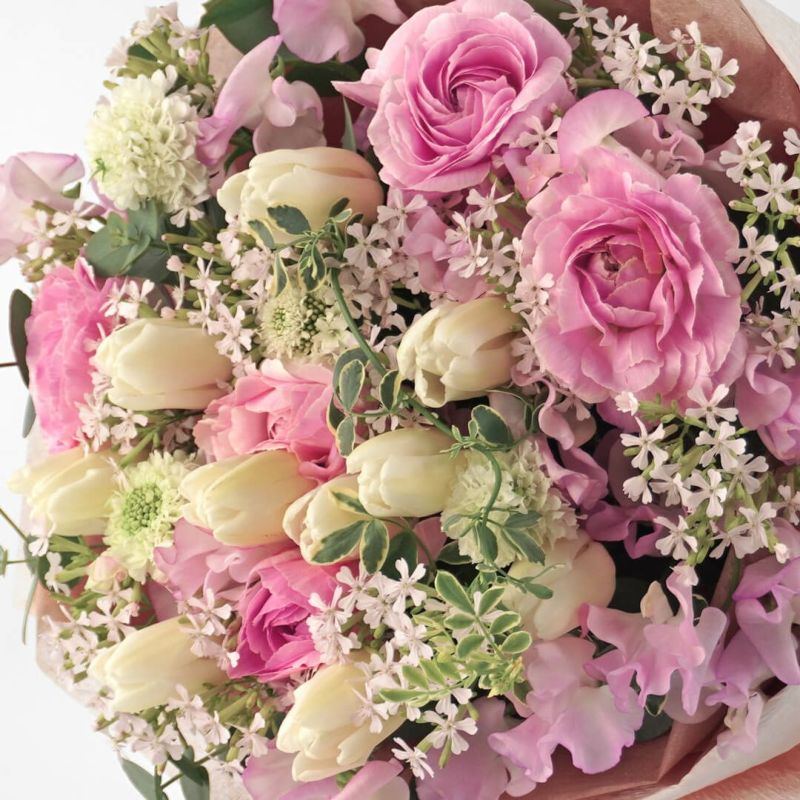 ピンクのラナンキュラスや白いチューリップの花束