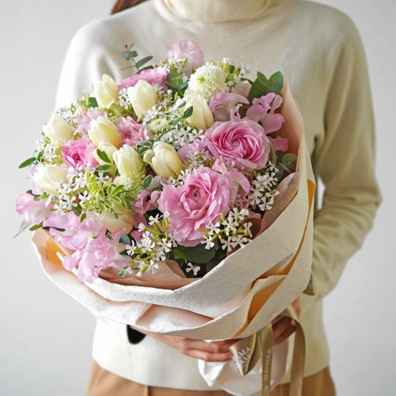 ピンクのラナンキュラスや白いチューリップの花束
