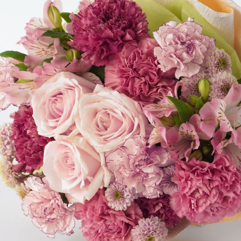 【母の日】濃淡ピンクのカーネーションやバラの花束
