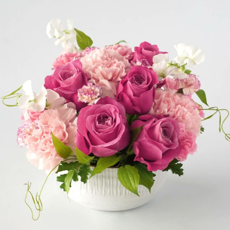 濃いピンクのバラと淡いピンクのカーネーションのアレンジメント