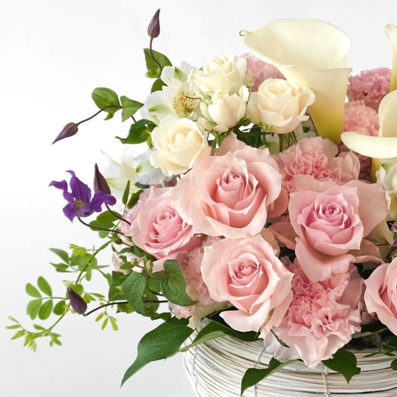 【母の日】淡いピンクのバラやカラー、カーネーションのアレンジメント