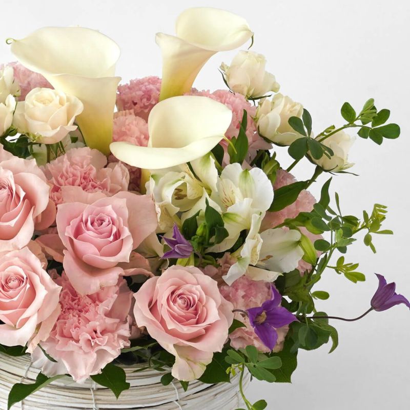 【母の日】淡いピンクのバラやカラー、カーネーションのアレンジメント