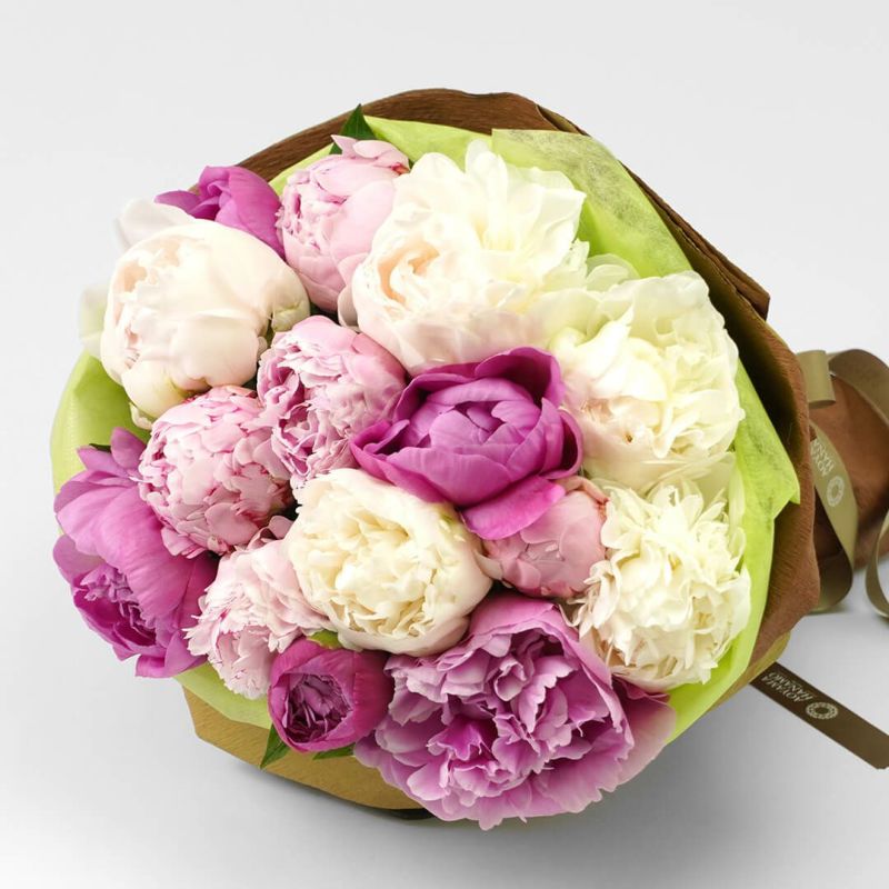 濃いピンク、淡いピンク、白の芍薬(ピオニー)の花束