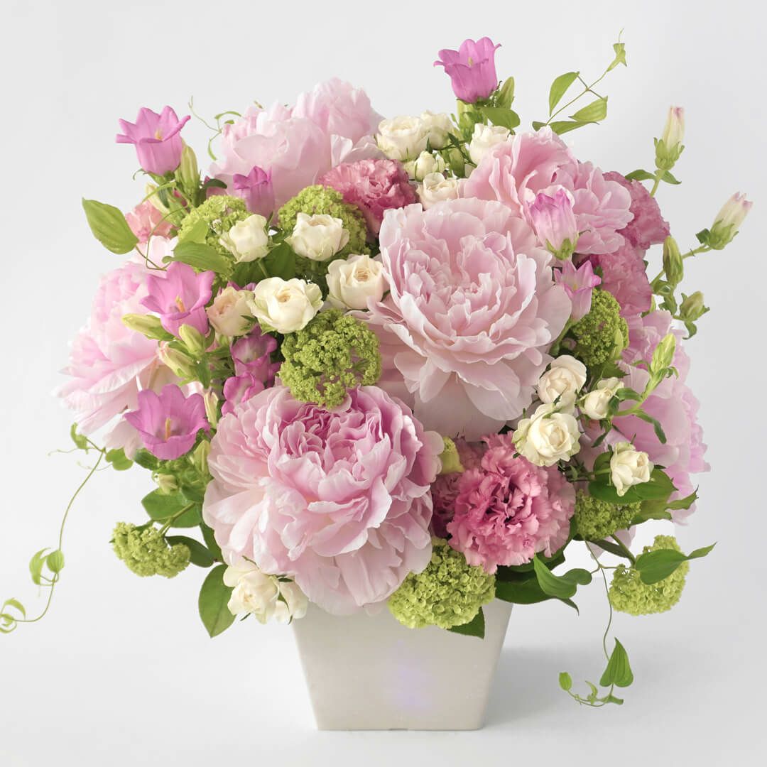 芍薬とトルコキキョウや白いバラのアレンジメント